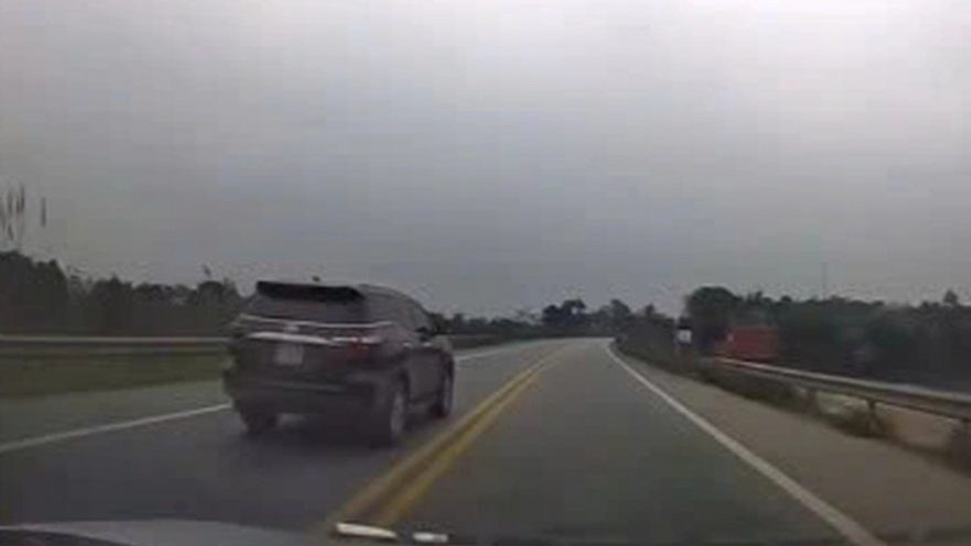 Phạt tài xế xe biển xanh vượt ẩu trên cao tốc Nội Bài - Lào Cai