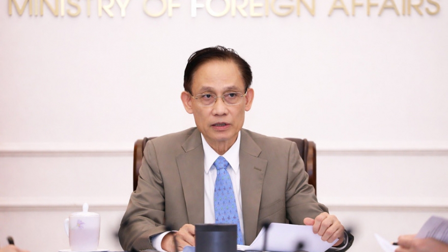 Vietnamese, Philippine foreign ministers hold phone talks