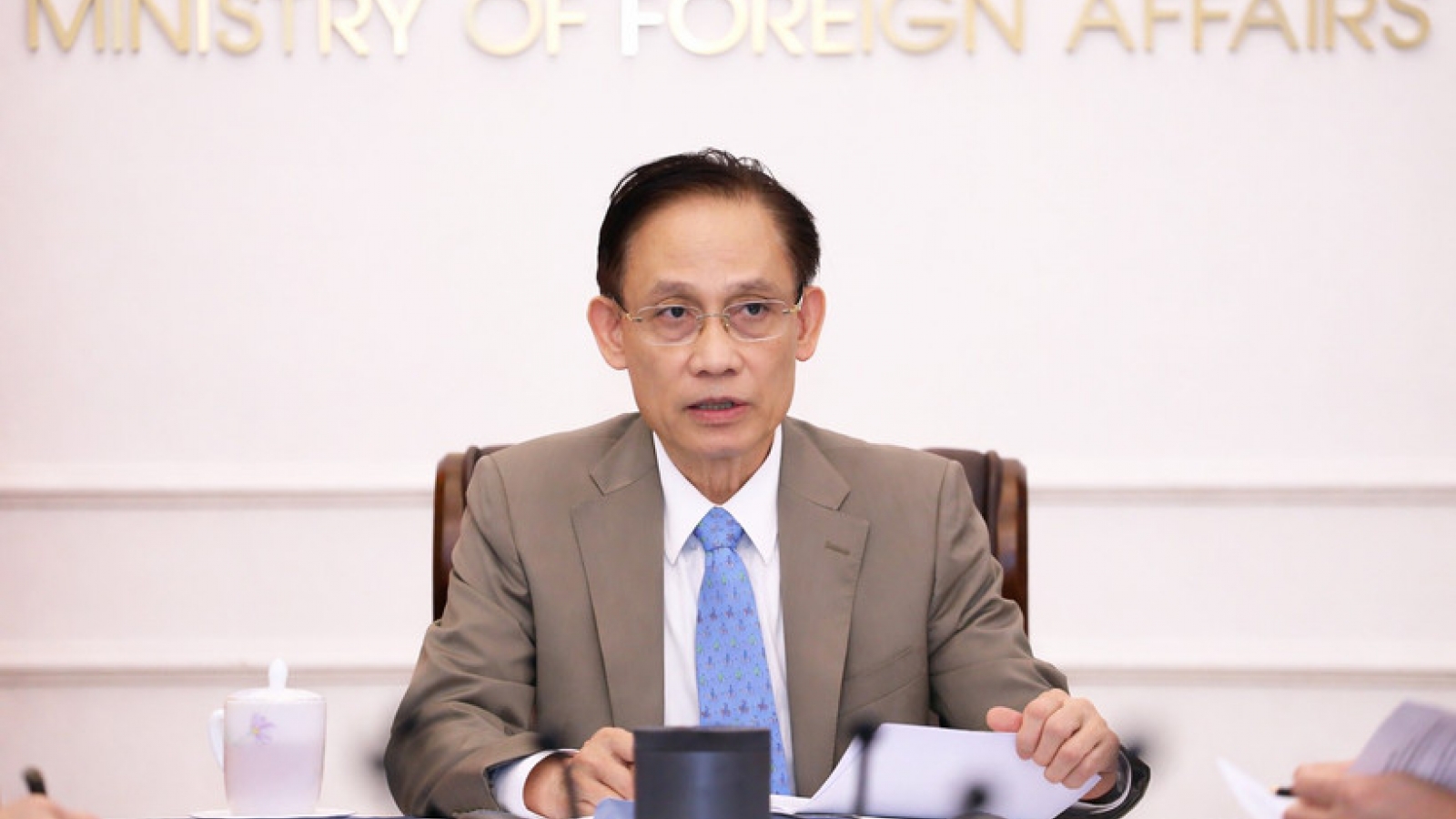 Vietnamese, Philippine foreign ministers hold phone talks