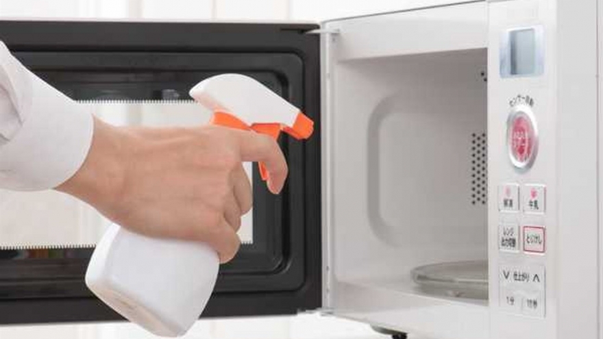 Lò vi sóng bẩn cỡ nào cũng “sạch bong” chỉ với 8 mẹo cực đơn giản