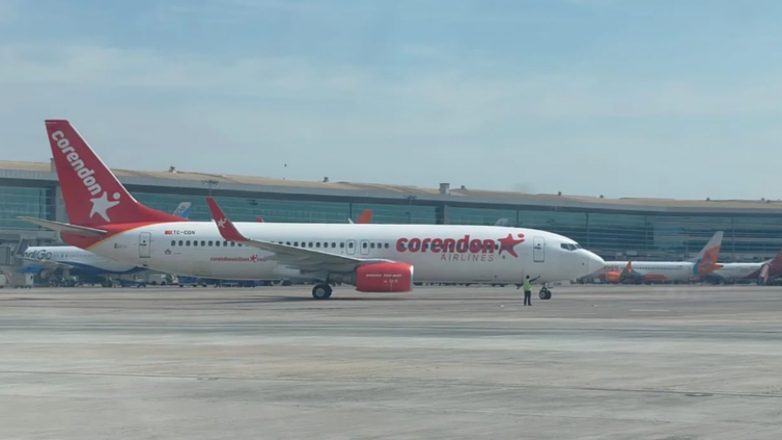 Máy bay chở khoảng 170 người hạ cánh khẩn cấp ở Ấn Độ do lỗi động cơ