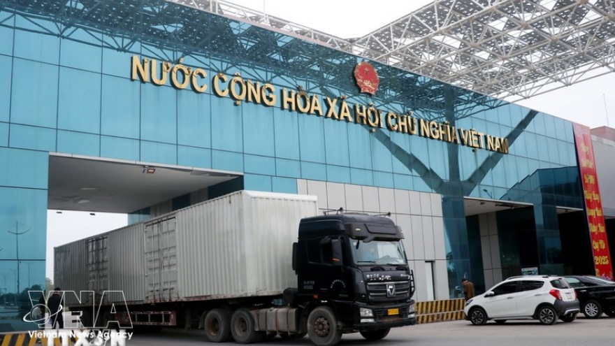 Quang Ninh pilots weekend customs clearance at Mong Cai Int'l Border Gate