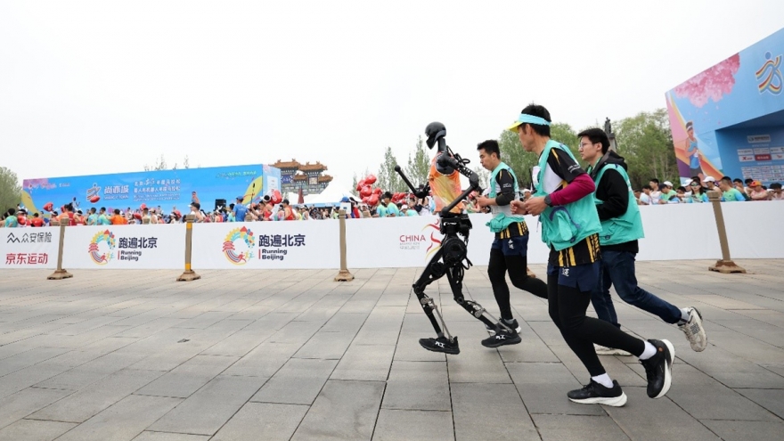 Hơn 300 robot tranh tài tại Giải chạy bán marathon robot hình người Bắc Kinh 2026