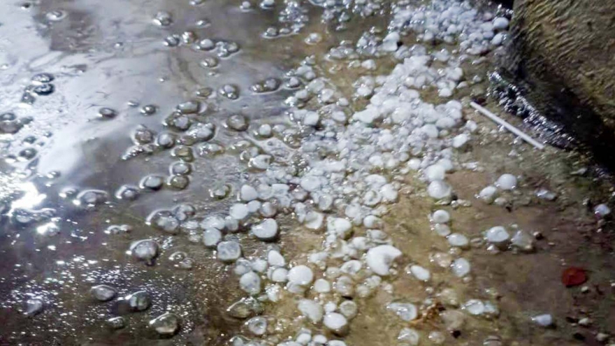 Mưa đá xuất hiện trong đêm tại Hà Nội