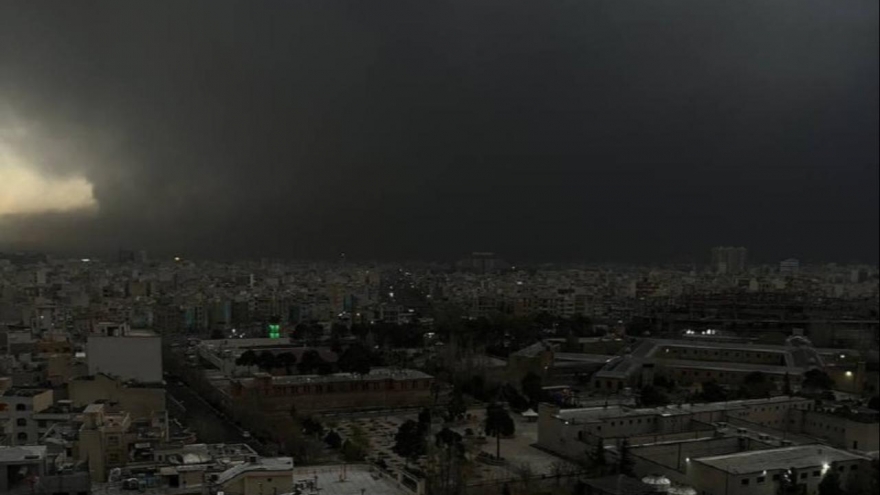 “Mưa đen” trút xuống Tehran sau các cuộc tấn công của Israel vào cơ sở dầu mỏ Iran