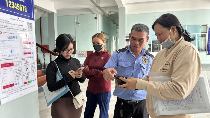 Áp lực hồ sơ tăng cao, trung tâm hành chính công nỗ lực không trễ hẹn