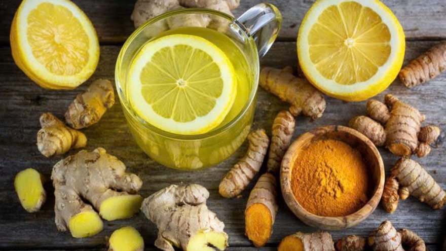 Những người không nên uống nước chanh nghệ buổi sáng