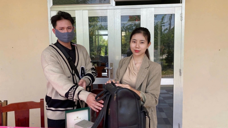 Một phụ nữ nhặt được đồng hồ Rolex, nhẫn, trang sức, trả lại cho người đánh rơi