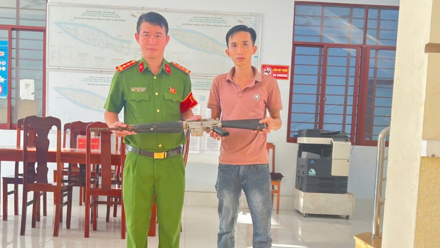 Một người dân nhặt được súng M16 giao nộp cho cơ quan công an