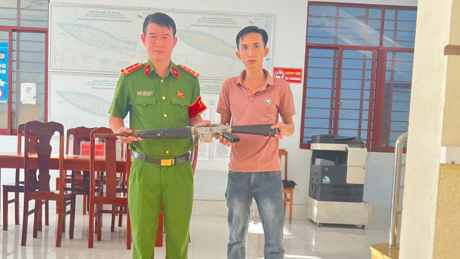 Một người dân nhặt được súng M16 giao nộp cho cơ quan công an