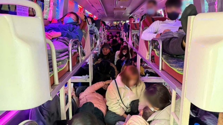 Xử phạt tài xế và doanh nghiệp hơn 223 triệu đồng khi nhồi nhét khách quá số lượng