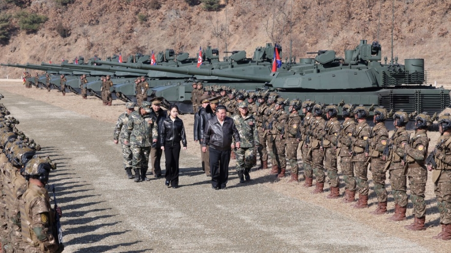Ông Kim Jong Un dự diễn tập thử nghiệm xe tăng thế hệ mới
