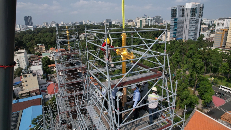 Lắp thánh giá mạ vàng lên đỉnh cao 57m tại nhà thờ Đức Bà