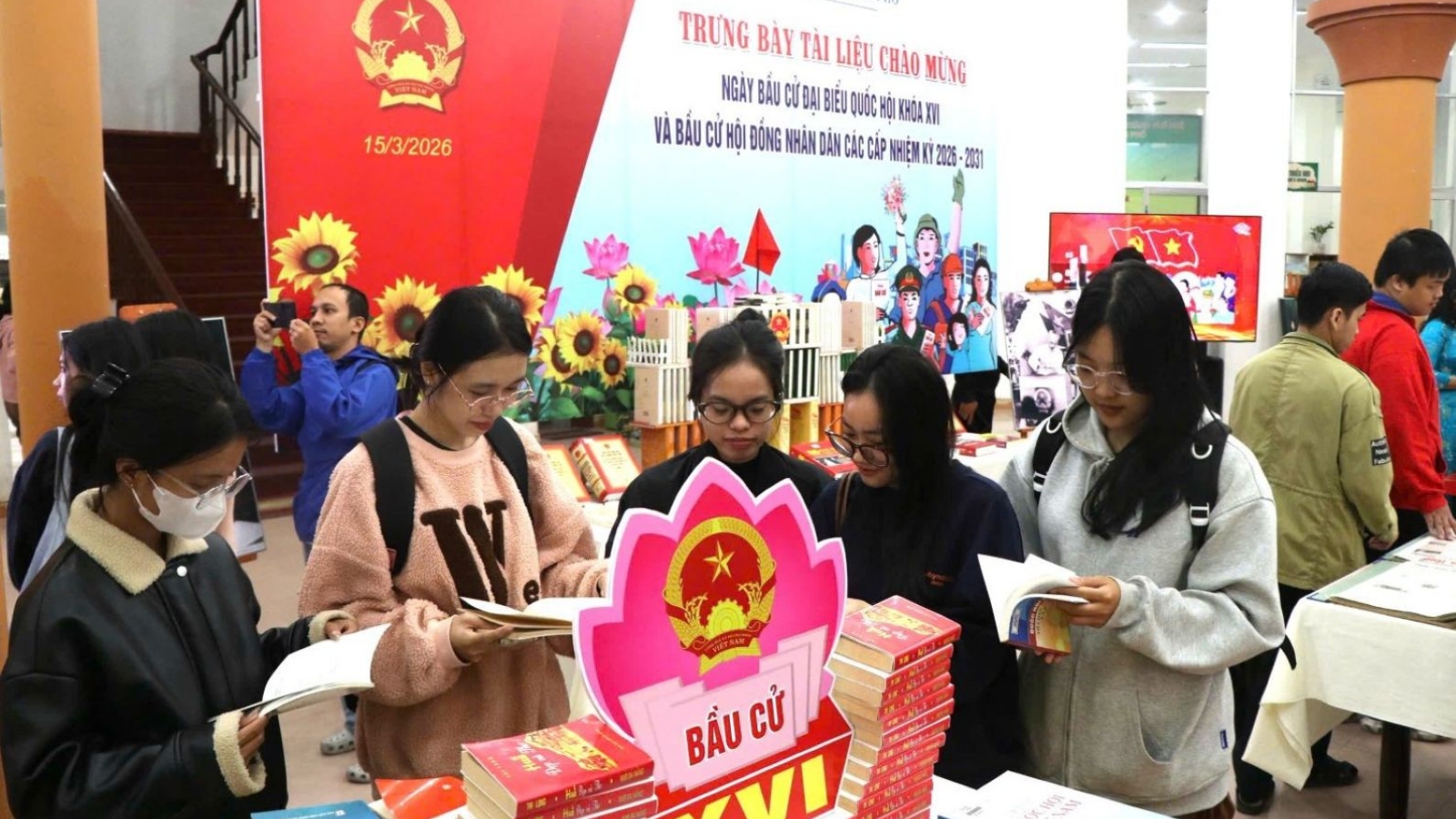 Huế trưng bày hơn 350 bản sách, tư liệu về bầu cử Quốc hội khóa XVI