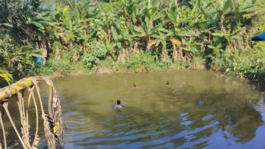 Theo cha mẹ lên rẫy, cháu bé 9 tuổi đuối nước thương tâm