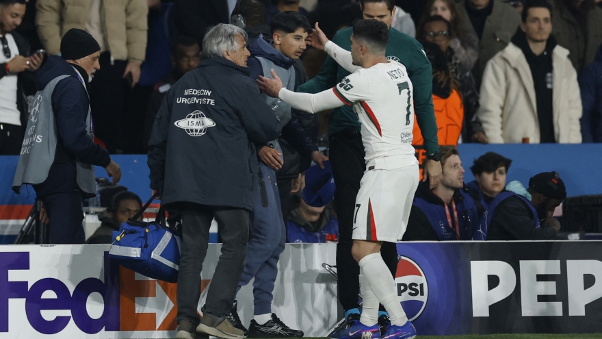 Chelsea thêm rắc rối: Pedro Neto bị UEFA “sờ gáy” sau trận thua PSG