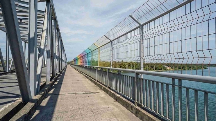 Cấp phép thi công hệ thống điện trang trí và lưới an toàn vào cầu Bến Thủy 1