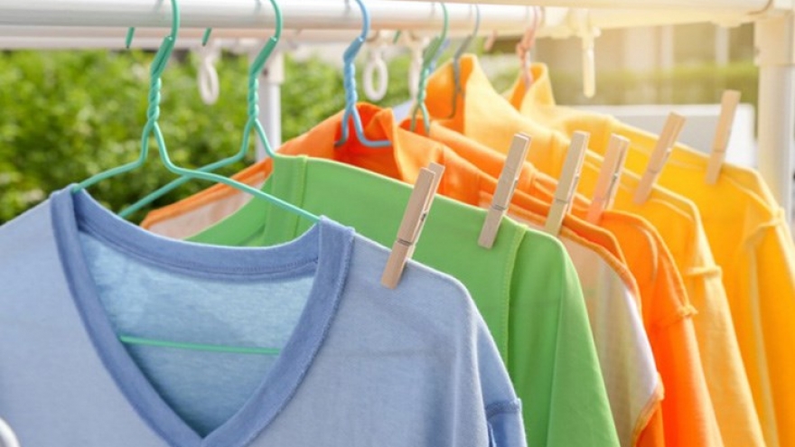 Mẹo phơi quần áo trong nhà vẫn khô nhanh, thơm lâu dù trời mưa