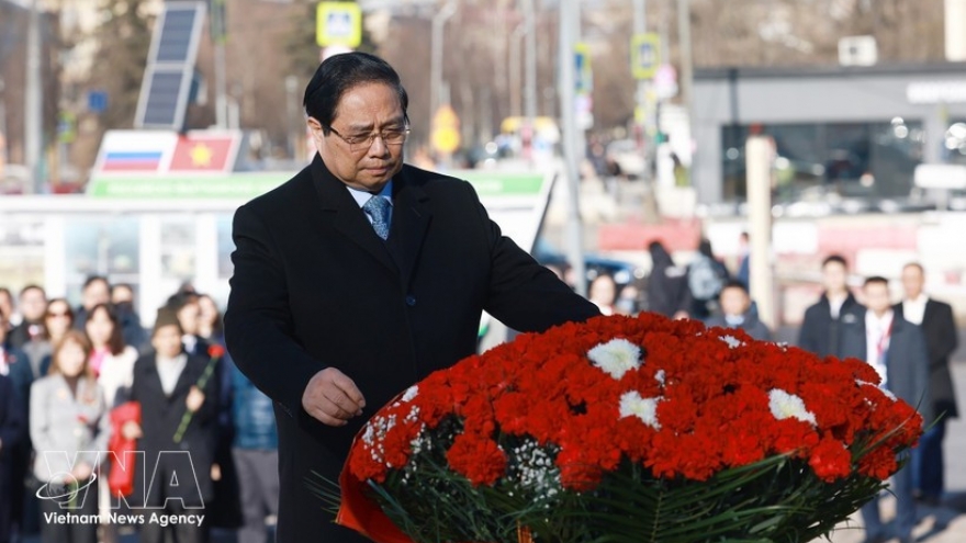 PM Pham Minh Chinh pays floral tribute to President Ho Chi Minh in Russia