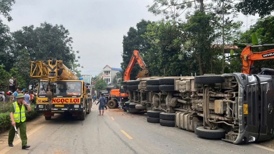 Xe tải chở đất lật đè ô tô con ở xã Lạc Sơn (Phú Thọ), 2 người tử vong