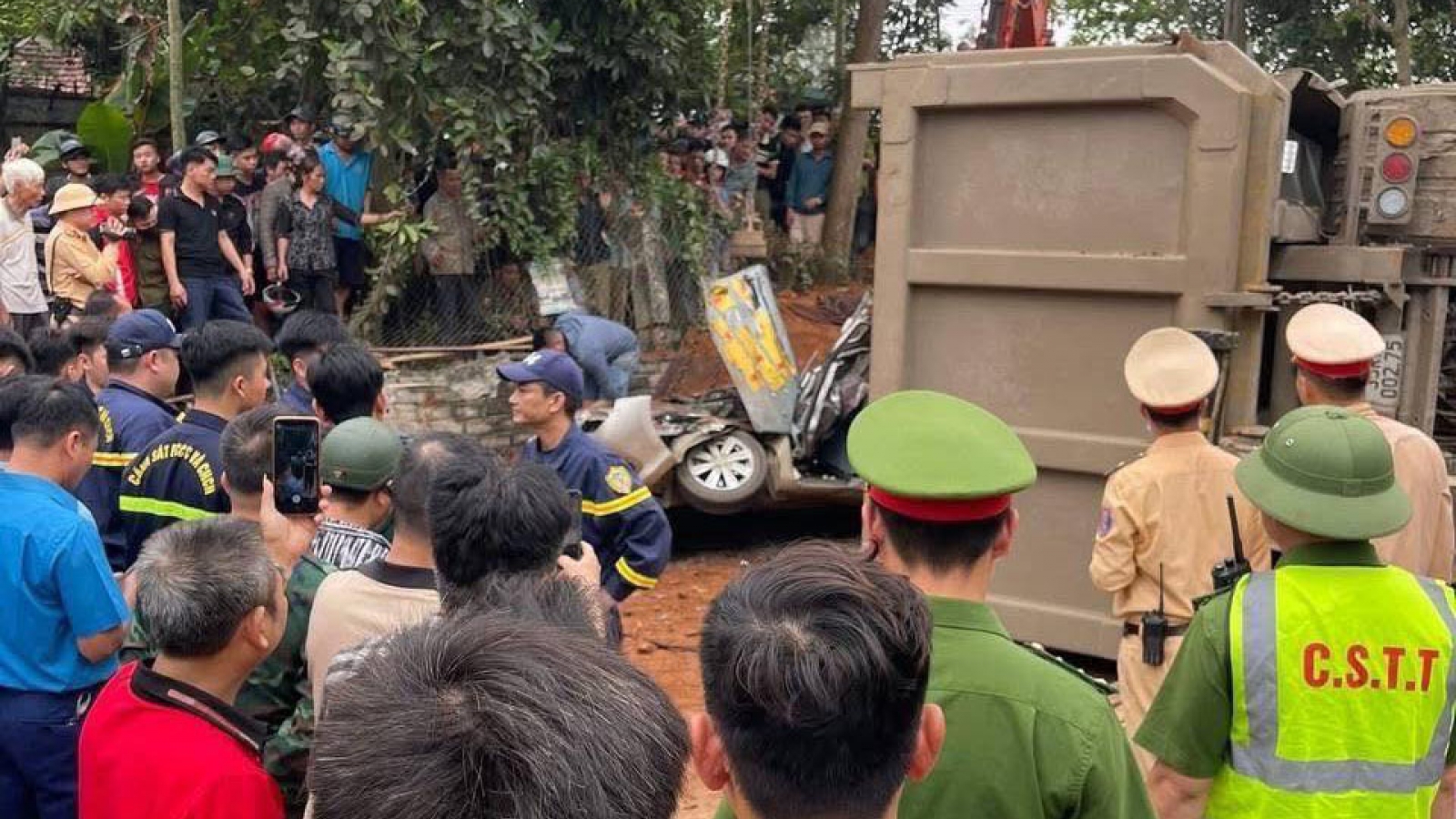 Xe đầu kéo lật đè ô tô, xe máy tại Phú Thọ: Nguyên nhân sơ bộ do đi sai phần đường