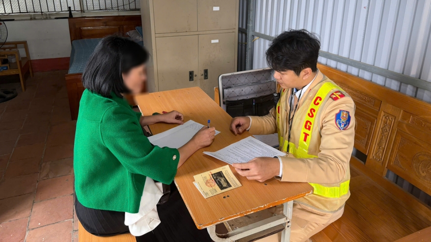 Công an triệu tập nữ tài xế lái xe con húc văng cô gái trên vỉa hè ở Phú Thọ