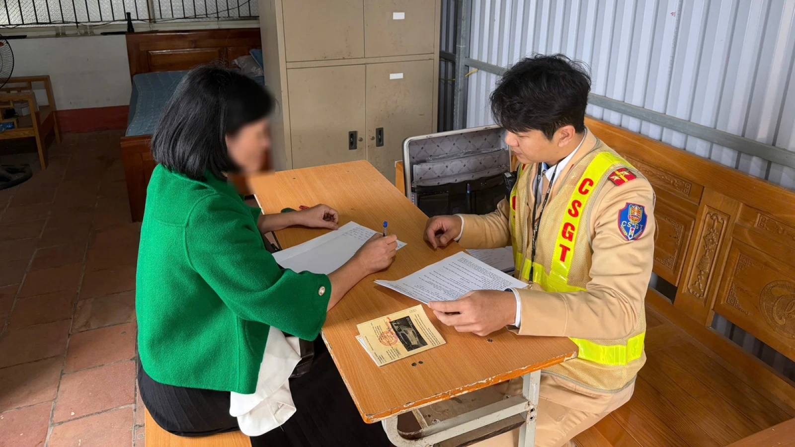 Công an triệu tập nữ tài xế lái xe con húc văng cô gái trên vỉa hè ở Phú Thọ
