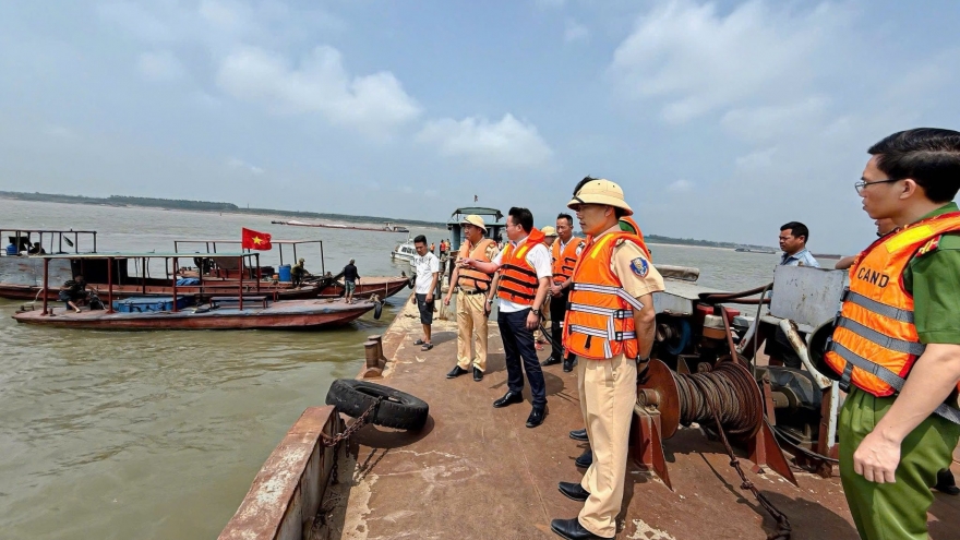 Phú Thọ: Tập trung toàn lực tìm kiếm 2 nạn nhân vụ chìm tàu trên sông Hồng