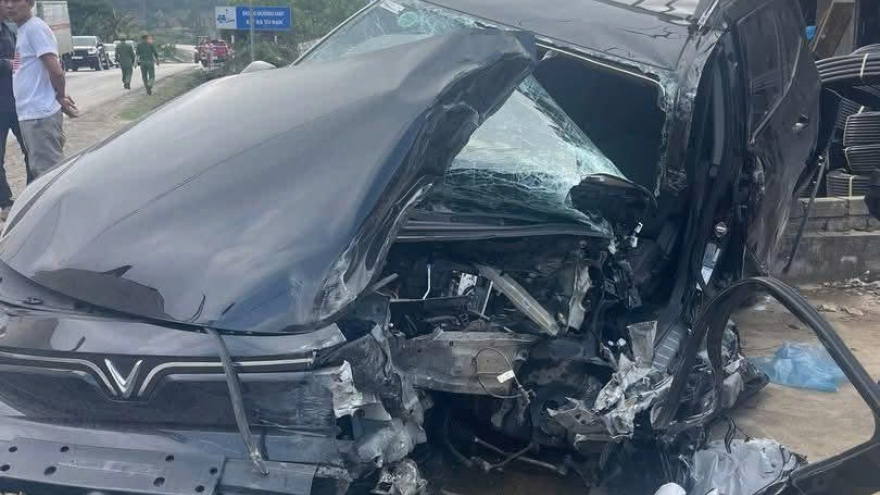 Xe khách và xe con bị hỏng nặng, 1 người bị thương sau va chạm trên QL6