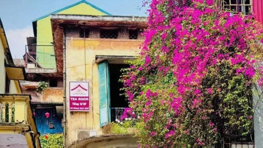 Quán trà và ô cửa sổ trong ngôi biệt thự Pháp