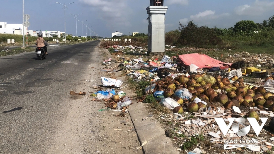 Bất chấp biển cấm, tình trạng “tiện đâu vứt đó” vẫn tái diễn