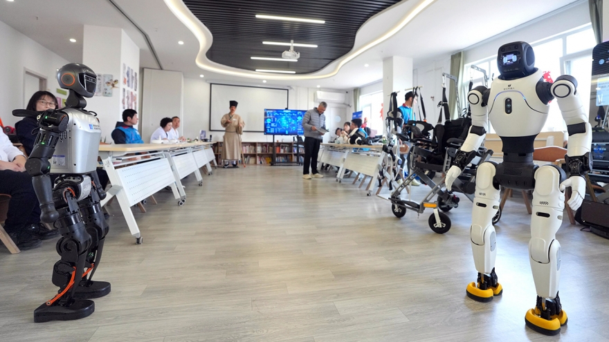 Bắc Kinh ra mắt trạm robot chăm sóc người cao tuổi thông minh đầu tiên thế giới