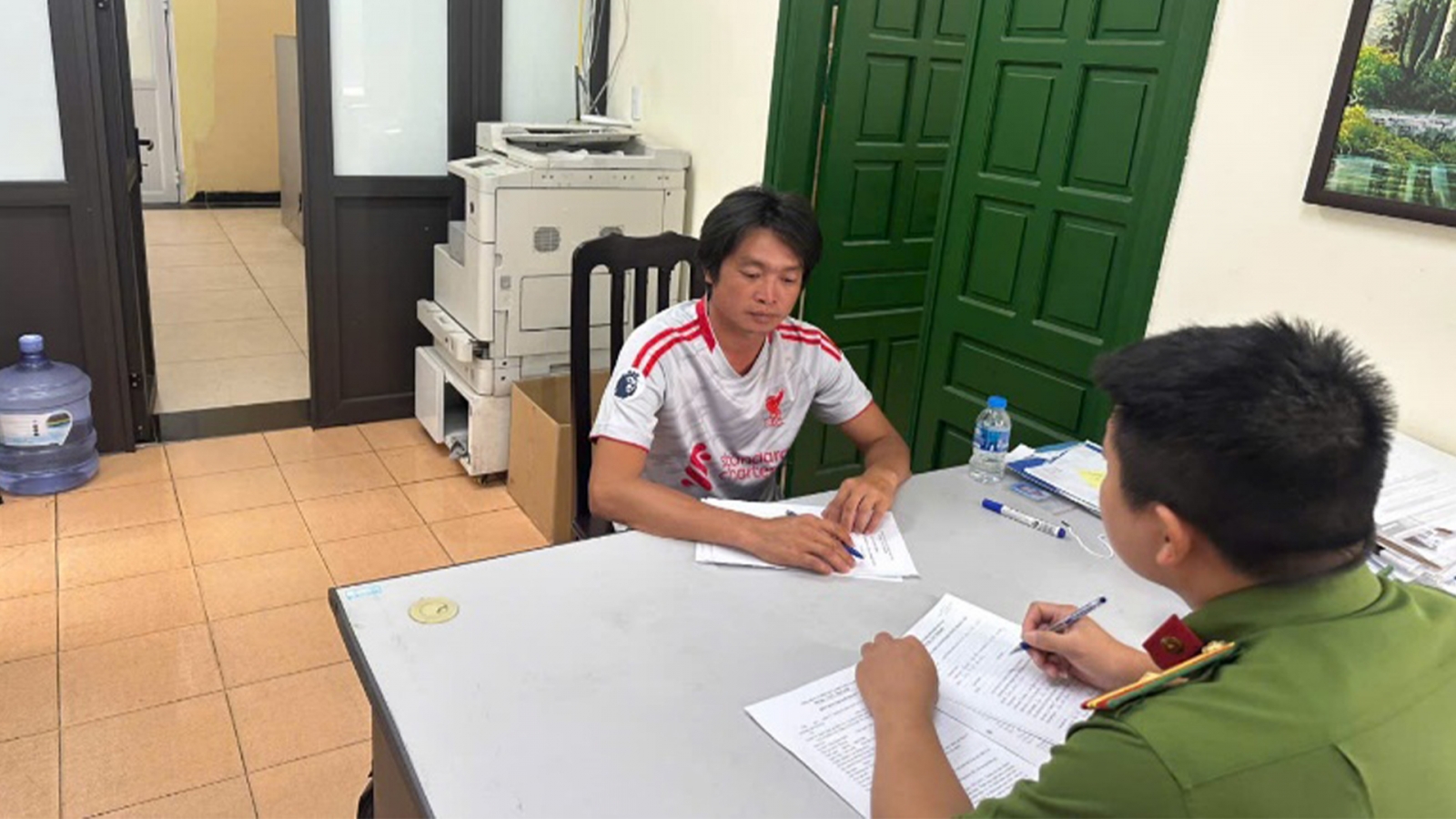 Sau hơn một thập kỷ lẩn trốn, kẻ giết người bất ngờ đầu thú tại Hà Nội