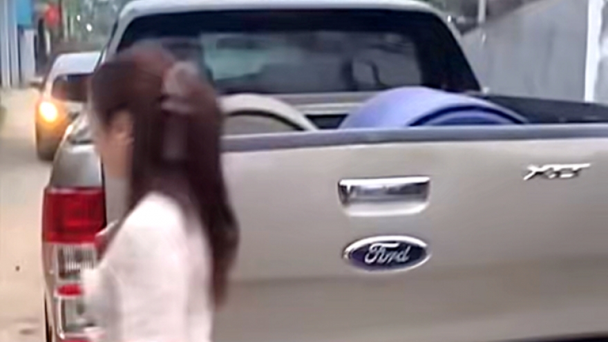 Đỗ ô tô bán tải chắn ngõ, chủ xe thản nhiên ngồi hiên nhà mặc kệ