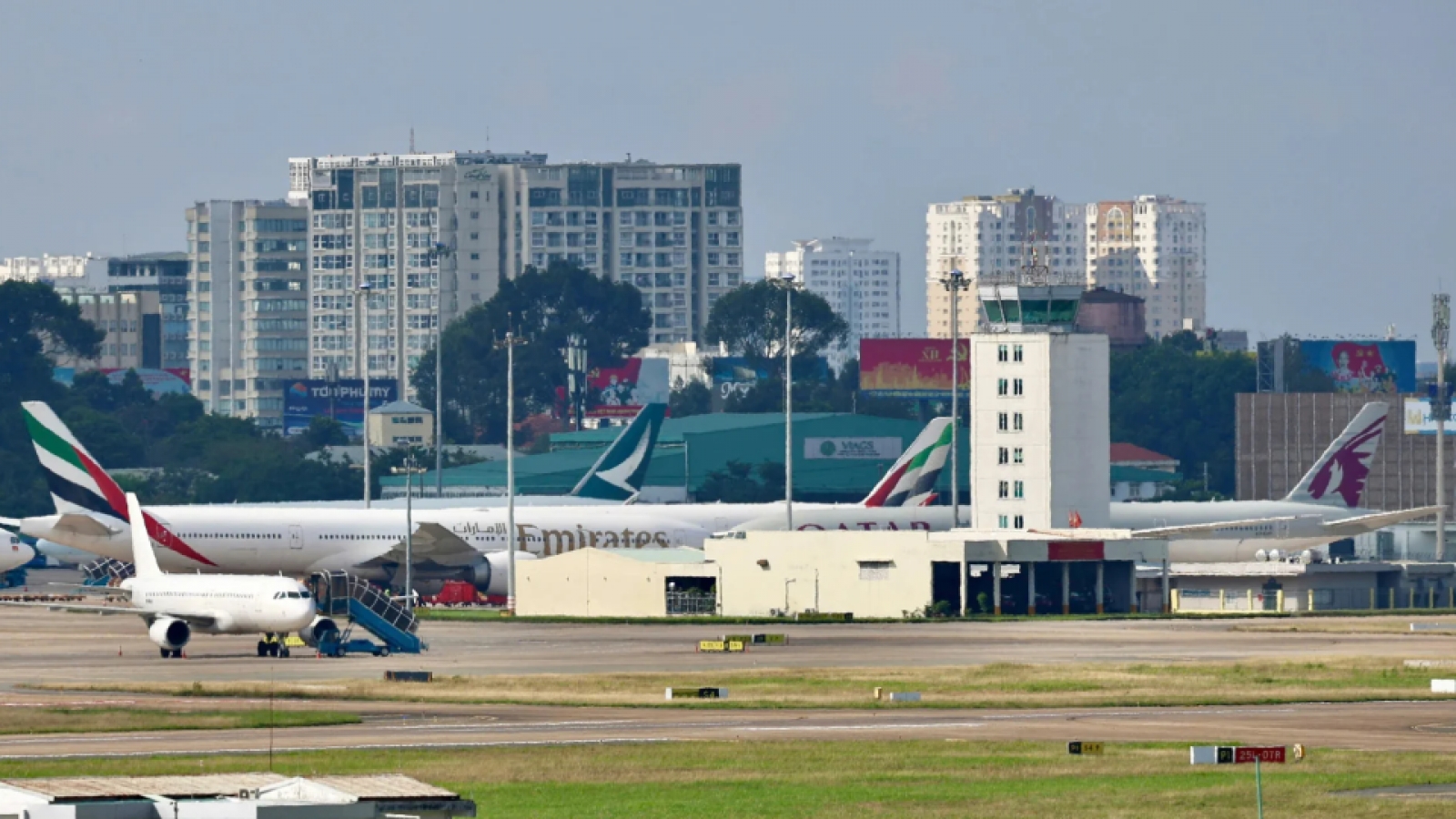 Nhiều chuyến bay đến Việt Nam bị hủy, máy bay mắc kẹt ở Nội Bài