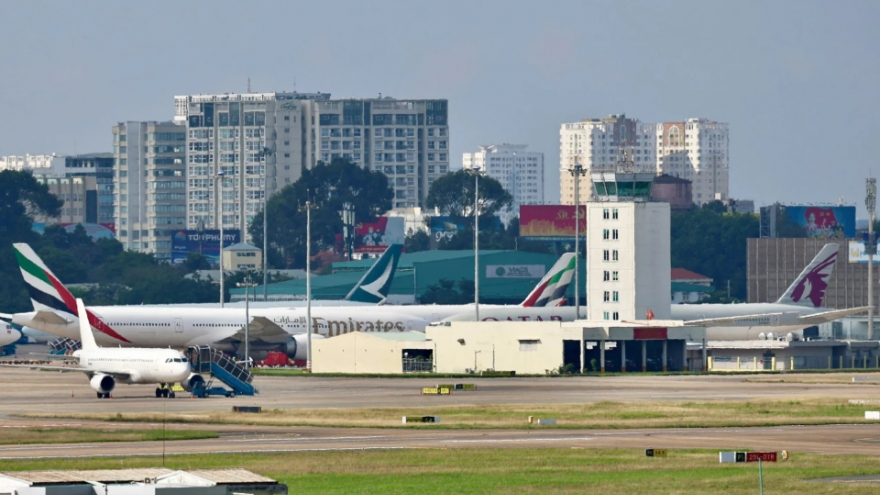 Nhiều chuyến bay đến Việt Nam bị hủy, máy bay mắc kẹt ở Nội Bài