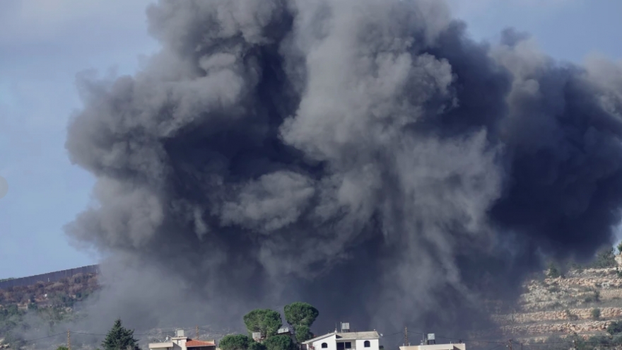 Israel không kích mục tiêu Hezbollah sau vụ phóng vật thể bay từ Lebanon