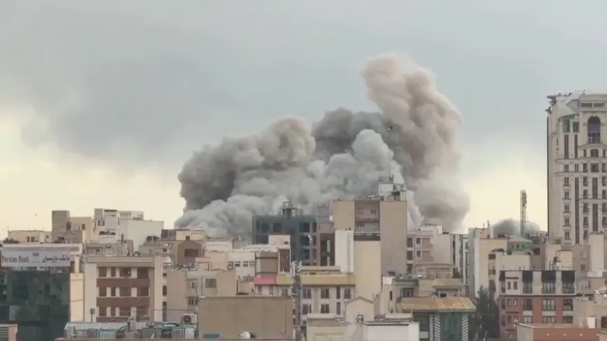 Israel tiếp tục tấn công Tehran và Beirut