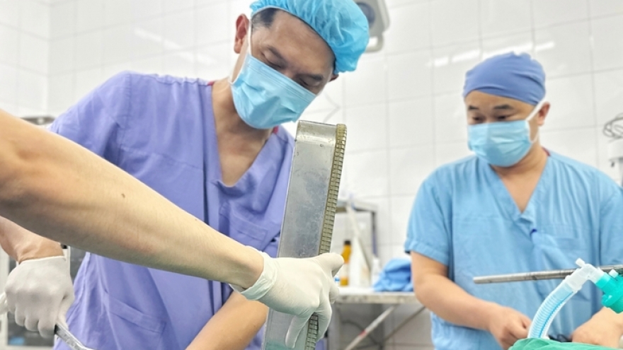 Kẹt nguyên bàn tay trong máy xay thịt, người phụ nữ 36 tuổi phải cắt cụt chi