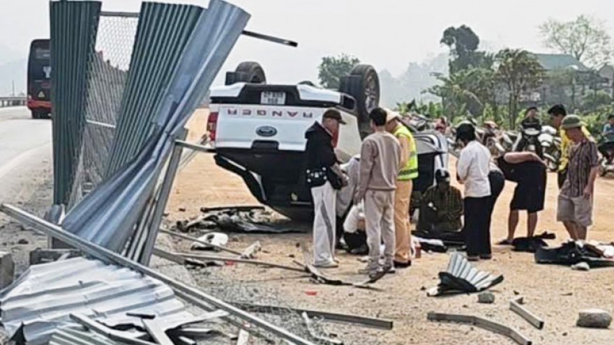 Xe bán tải đâm rào tôn trên cao tốc Nội Bài - Lào Cai, một người tử vong