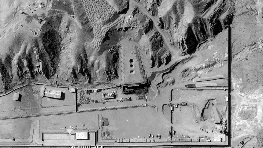 Toàn cảnh quốc tế sáng 14/3: Mỹ nã siêu bom nặng 14 tấn xuống cơ sở hạt nhân Iran?