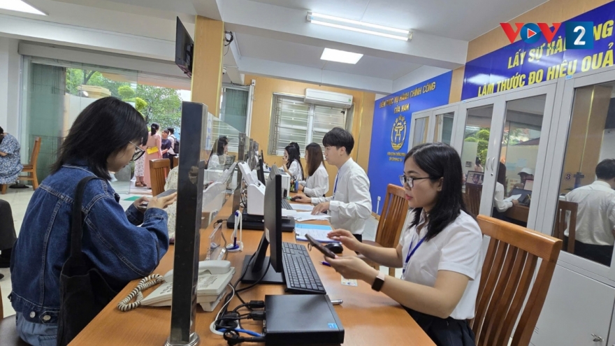 Đãi ngộ công chức: Tăng lương thôi chưa đủ