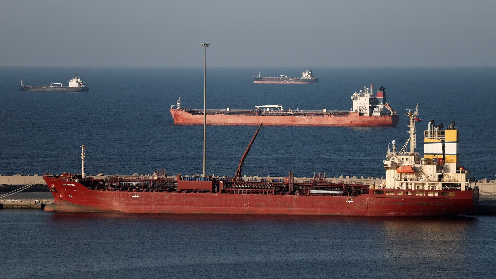 Eo biển Hormuz bị đóng cửa hoàn toàn, buộc các tàu chở dầu phải quay đầu