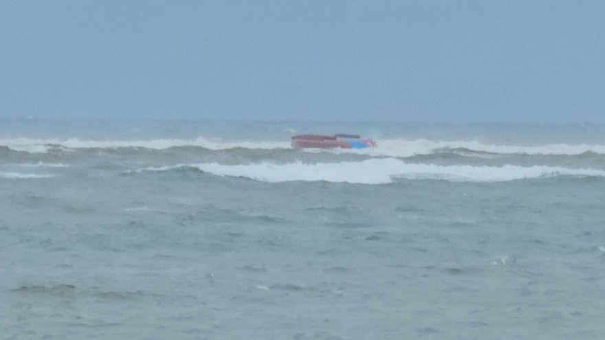 Tàu cá chở 7 người bị sóng đánh chìm khi ra cửa biển Nhật Lệ, Quảng Trị