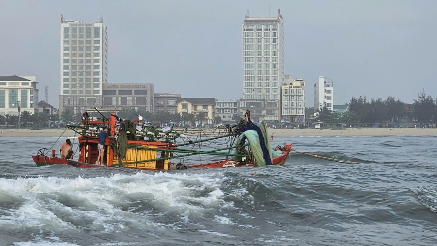 Cứu tàu cá bị lật khi đang vào cửa Nhật Lệ