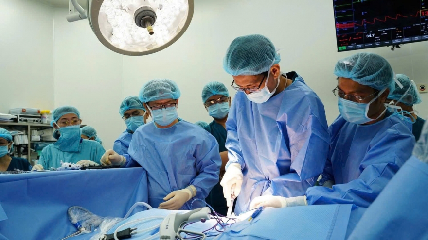 Mẹ hiến thận cứu con: Ca ghép đầu tiên thành công tại Nhi đồng 1