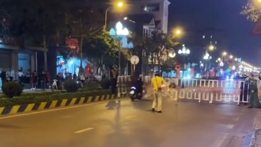 Bất chấp rào chắn, nhóm thanh niên chở 3 lao xe tốc độ cao để 'thông chốt'