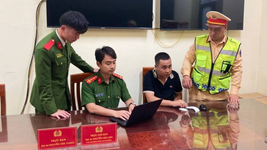 Cảnh sát rút súng khống chế tài xế xe tải "thông chốt" kiểm tra nồng độ cồn