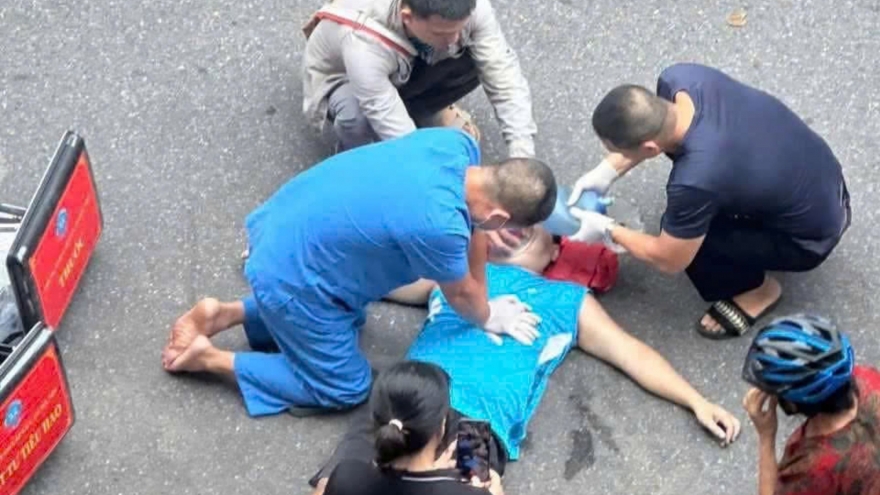 Sơ cứu đúng cách khi gặp người đột quỵ, ngừng tim trên phố