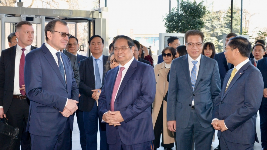 Thủ tướng thăm khu triển lãm hạt nhân và hệ thống tàu điện ngầm tại Nga